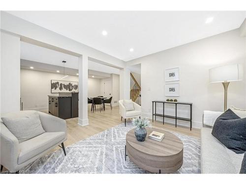 348 Kingsleigh Court, Milton, ON - Indoor Photo Showing Living Room