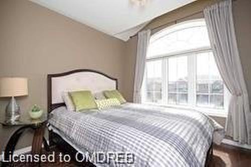 4799 Thomas Alton Boulevard, Burlington, ON - Indoor Photo Showing Bedroom