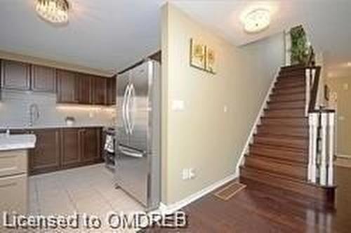 4799 Thomas Alton Boulevard, Burlington, ON - Indoor Photo Showing Kitchen