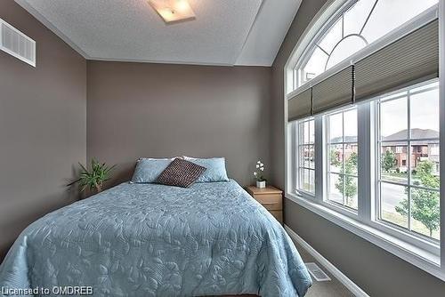 4799 Thomas Alton Boulevard, Burlington, ON - Indoor Photo Showing Bedroom