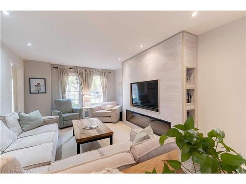 134 Westchester Road, Oakville, ON - Indoor Photo Showing Living Room