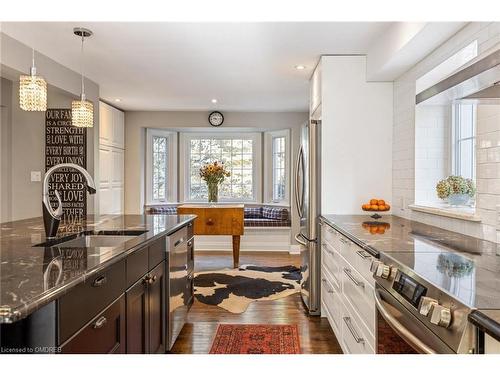 40 Birch Hill Lane, Oakville, ON - Indoor Photo Showing Kitchen With Double Sink With Upgraded Kitchen