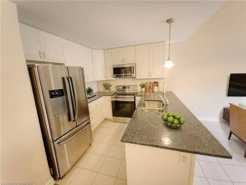 814 Broadway Boulevard, Peterborough, ON - Indoor Photo Showing Kitchen With Double Sink