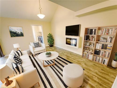 814 Broadway Boulevard, Peterborough, ON - Indoor Photo Showing Living Room