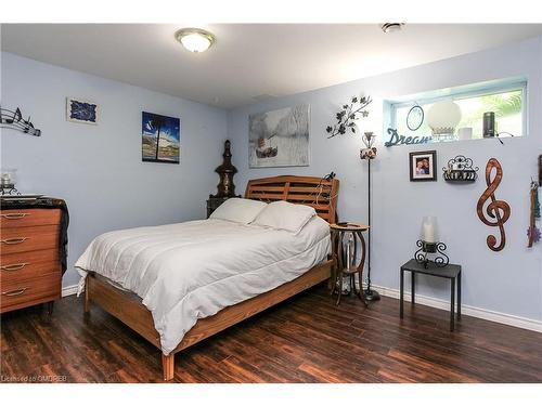 225 39Th Street S, Wasaga Beach, ON - Indoor Photo Showing Bedroom