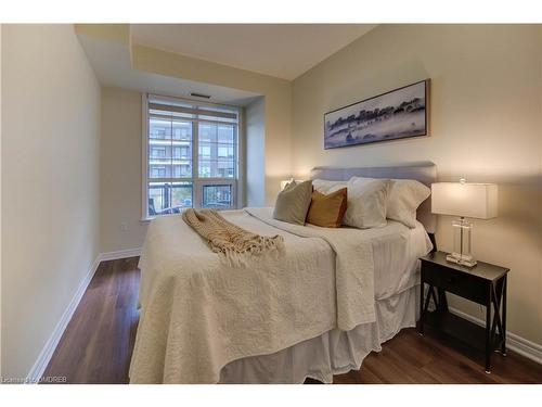 226-216 Oak Park Boulevard, Oakville, ON - Indoor Photo Showing Bedroom