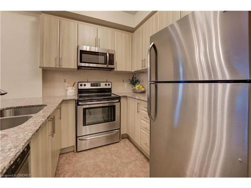 226-216 Oak Park Boulevard, Oakville, ON - Indoor Photo Showing Kitchen With Stainless Steel Kitchen With Double Sink