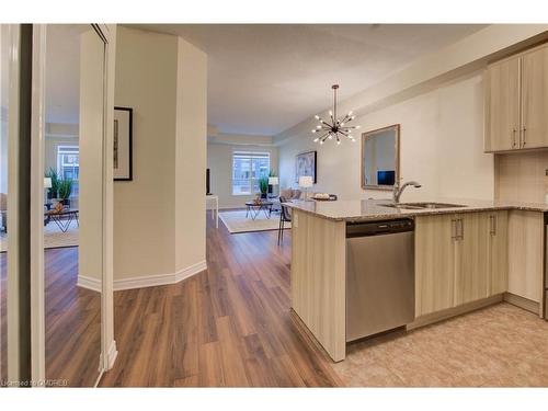 226-216 Oak Park Boulevard, Oakville, ON - Indoor Photo Showing Kitchen