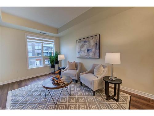 226-216 Oak Park Boulevard, Oakville, ON - Indoor Photo Showing Living Room