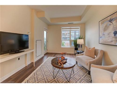 226-216 Oak Park Boulevard, Oakville, ON - Indoor Photo Showing Living Room