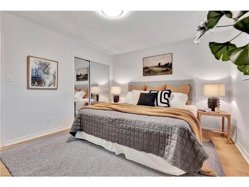 330 Duncombe Drive, Burlington, ON - Indoor Photo Showing Bedroom