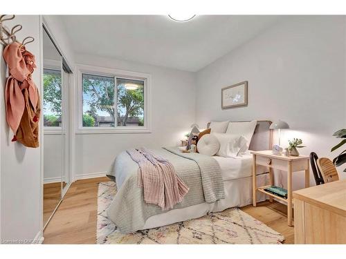 330 Duncombe Drive, Burlington, ON - Indoor Photo Showing Bedroom