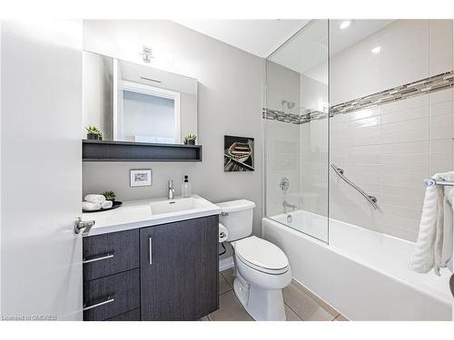 404-457 Plains Road E, Burlington, ON - Indoor Photo Showing Bathroom