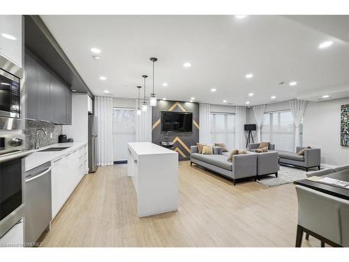 629-128 Grovewood Common, Oakville, ON - Indoor Photo Showing Kitchen With Upgraded Kitchen