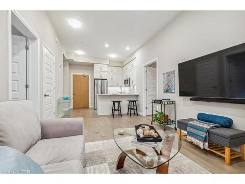 629-128 Grovewood Common, Oakville, ON - Indoor Photo Showing Living Room