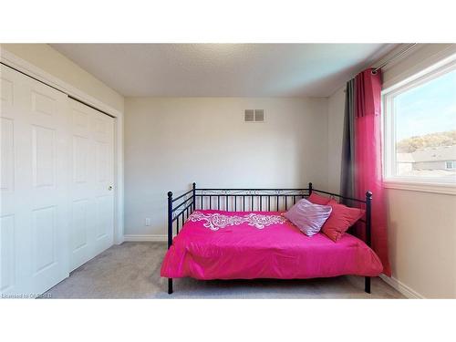 74 Raspberry Trail, Thorold, ON - Indoor Photo Showing Bedroom