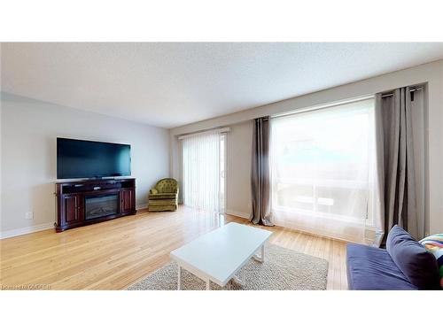 74 Raspberry Trail, Thorold, ON - Indoor Photo Showing Living Room