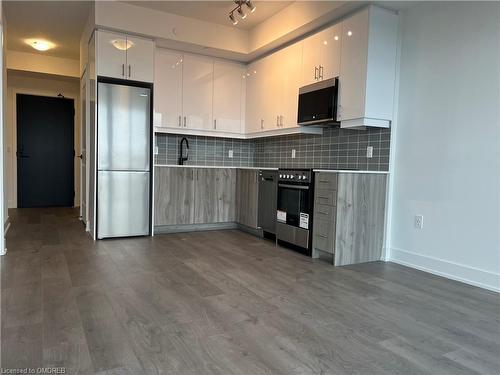 519-2343 Khalsa Gate, Oakville, ON - Indoor Photo Showing Kitchen With Stainless Steel Kitchen With Upgraded Kitchen