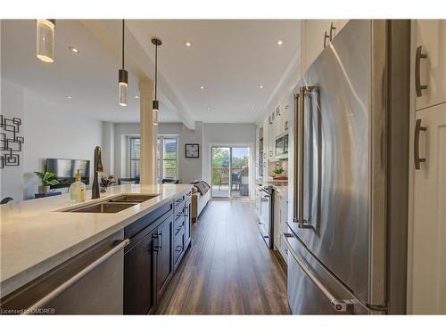 36-300 Ravineview Way, Oakville, ON - Indoor Photo Showing Kitchen With Stainless Steel Kitchen With Double Sink With Upgraded Kitchen