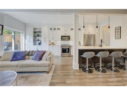 36-300 Ravineview Way, Oakville, ON - Indoor Photo Showing Living Room