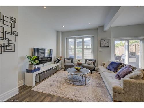 36-300 Ravineview Way, Oakville, ON - Indoor Photo Showing Living Room