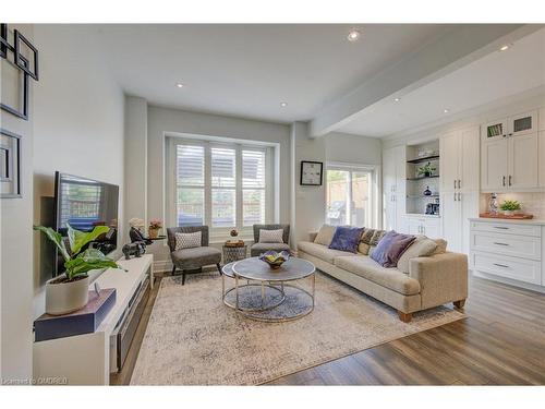 36-300 Ravineview Way, Oakville, ON - Indoor Photo Showing Living Room