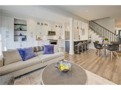 36-300 Ravineview Way, Oakville, ON - Indoor Photo Showing Living Room