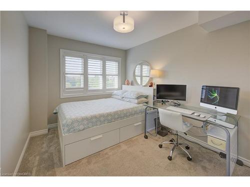 36-300 Ravineview Way, Oakville, ON - Indoor Photo Showing Bedroom