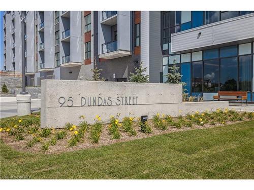 115-95 Dundas Street W, Oakville, ON - Outdoor