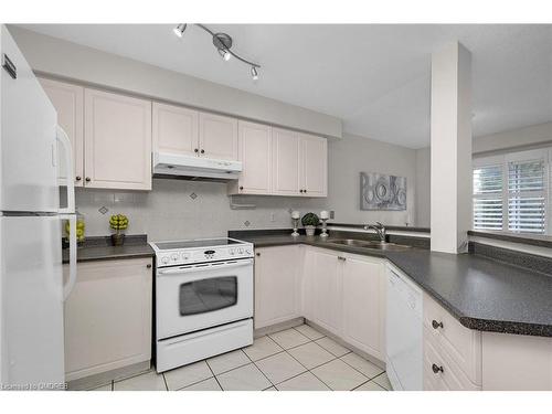 6-200 Cresthaven Road, Brampton, ON - Indoor Photo Showing Kitchen With Double Sink