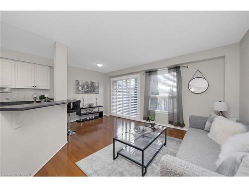 6-200 Cresthaven Road, Brampton, ON - Indoor Photo Showing Living Room