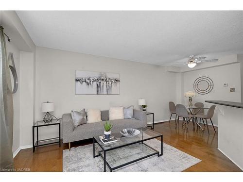 6-200 Cresthaven Road, Brampton, ON - Indoor Photo Showing Living Room