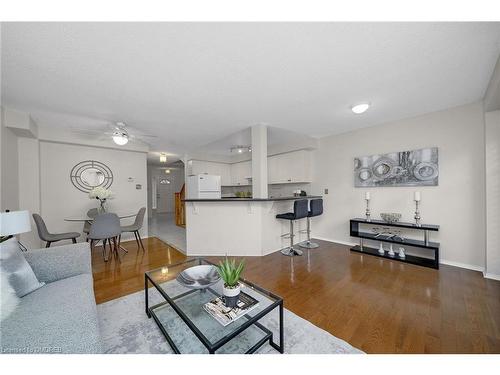 6-200 Cresthaven Road, Brampton, ON - Indoor Photo Showing Living Room