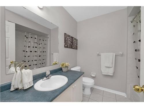 6-200 Cresthaven Road, Brampton, ON - Indoor Photo Showing Bathroom