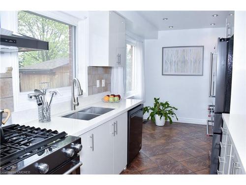 7058 Stoneywood Way, Mississauga, ON - Indoor Photo Showing Kitchen With Double Sink With Upgraded Kitchen