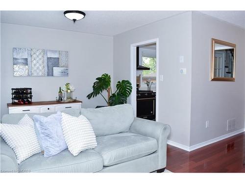 7058 Stoneywood Way, Mississauga, ON - Indoor Photo Showing Living Room