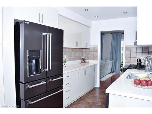 7058 Stoneywood Way, Mississauga, ON - Indoor Photo Showing Kitchen With Double Sink