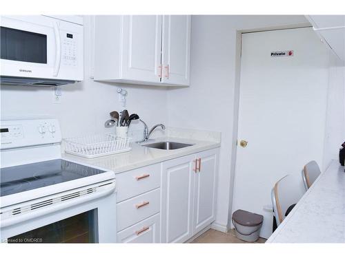 7058 Stoneywood Way, Mississauga, ON - Indoor Photo Showing Kitchen