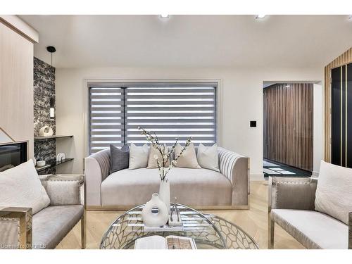 55 West 22Nd Street, Hamilton, ON - Indoor Photo Showing Living Room