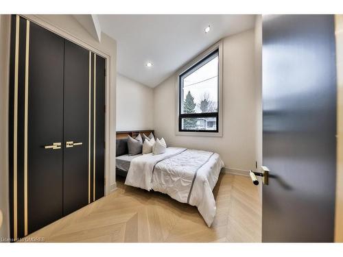 55 West 22Nd Street, Hamilton, ON - Indoor Photo Showing Bedroom