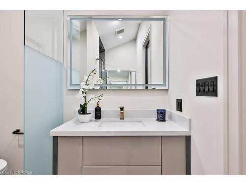 55 West 22Nd Street, Hamilton, ON - Indoor Photo Showing Bathroom