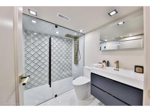 55 West 22Nd Street, Hamilton, ON - Indoor Photo Showing Bathroom