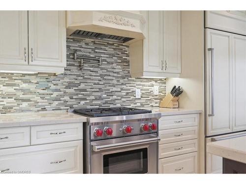 2447 Chateau Common, Oakville, ON - Indoor Photo Showing Kitchen With Upgraded Kitchen