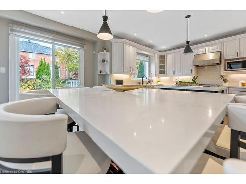 1181 Lindenrock Drive, Oakville, ON - Indoor Photo Showing Kitchen With Upgraded Kitchen