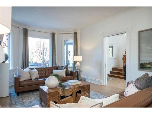 39 Henderson Street, Elora, ON - Indoor Photo Showing Living Room