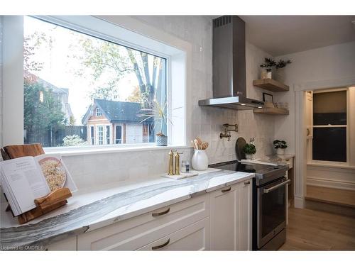 39 Henderson Street, Elora, ON - Indoor Photo Showing Kitchen With Upgraded Kitchen