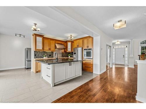 2233 Falling Green Drive, Oakville, ON - Indoor Photo Showing Kitchen