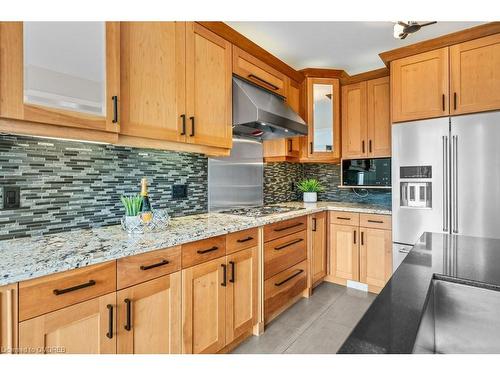 2233 Falling Green Drive, Oakville, ON - Indoor Photo Showing Kitchen