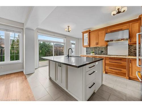 2233 Falling Green Drive, Oakville, ON - Indoor Photo Showing Kitchen