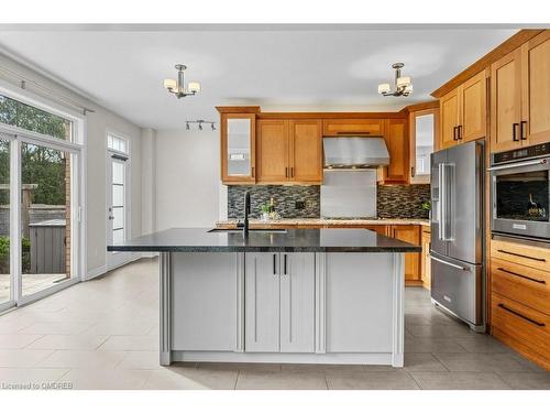 2233 Falling Green Drive, Oakville, ON - Indoor Photo Showing Kitchen